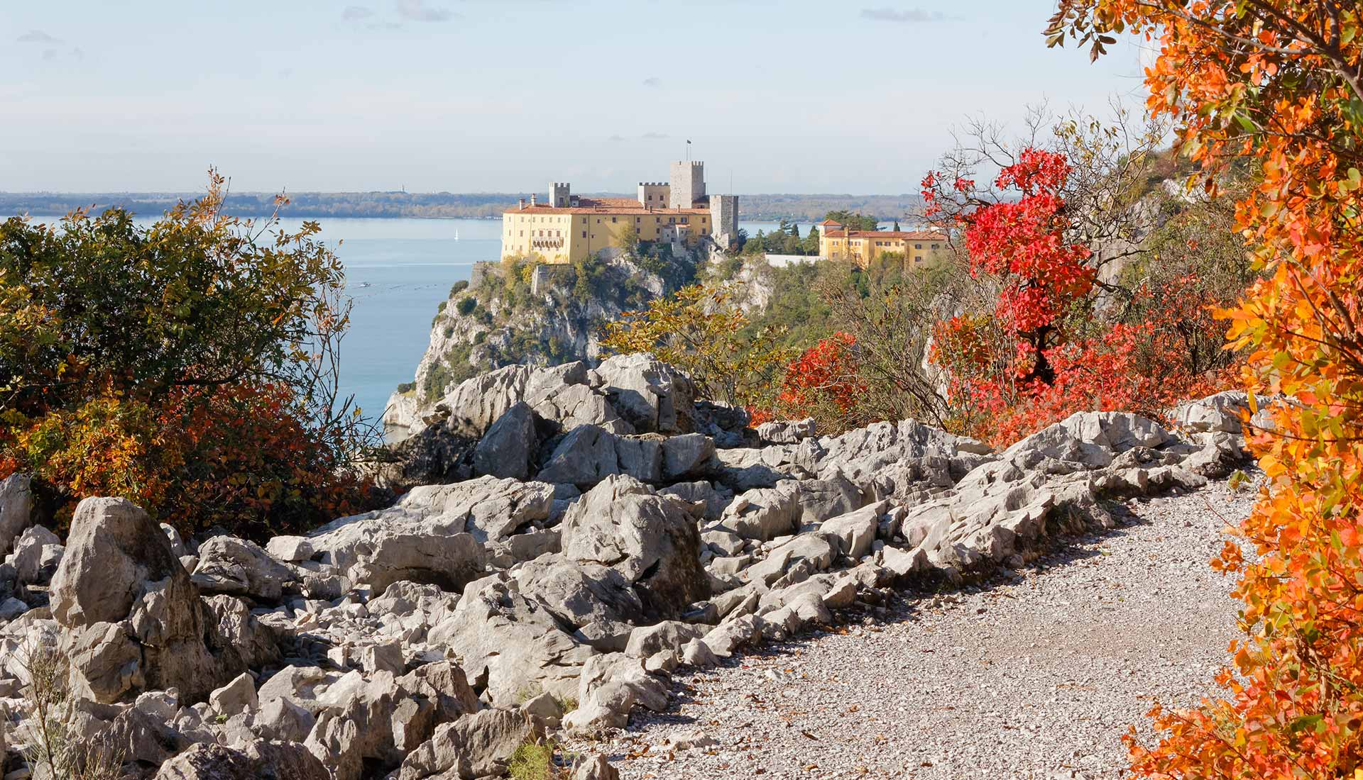 Castello Duino sul mare visto da sentiero nella natura